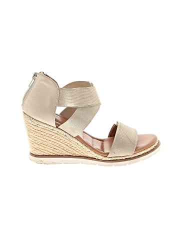 Kelly & Katie Wedges (view 1)