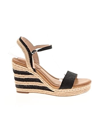 Kelly & Katie Wedges (view 1)