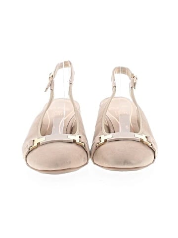 Ara Heels (view 2)