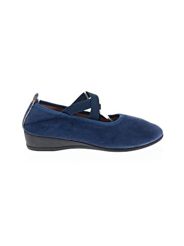 Unbranded Flats (view 1)