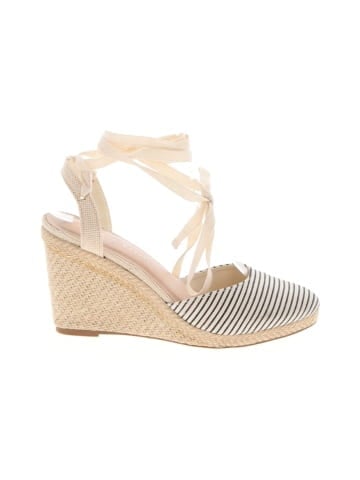 Kelly & Katie Wedges (view 1)