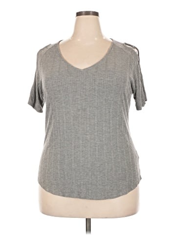 Jennifer Lopez Short Sleeve T-Shirt (view 1)