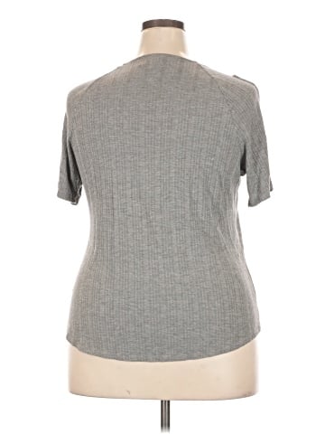 Jennifer Lopez Short Sleeve T-Shirt (view 2)