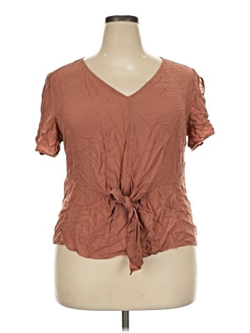 Maurices Short Sleeve T-Shirt (view 1)